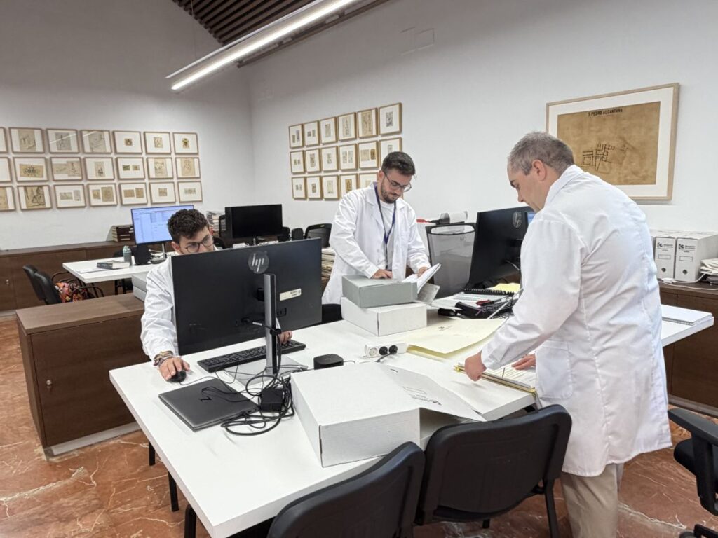 Tres profesionales del equipo de Albadoc trabajan con documentación y equipos informáticos en el Archivo de la Diputación de Córdoba.Tres profesionales del equipo de Albadoc trabajan con documentación y equipos informáticos en el Archivo de la Diputación de Córdoba.