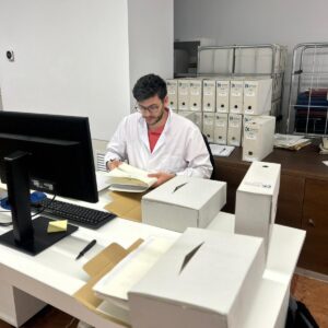 Profesional del equipo de Albadoc revisa documentación durante los trabajos de tratamiento archivístico para la Diputación de Córdoba.